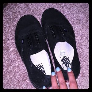 Black vans women’s 9.5 needs laces